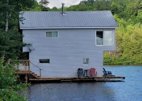 BOATHOUSE - 2 BEDROOM WATERFRONT COTTAGE SPRING & SUMMER STILL FALL AVAILABLE! - 3-Star