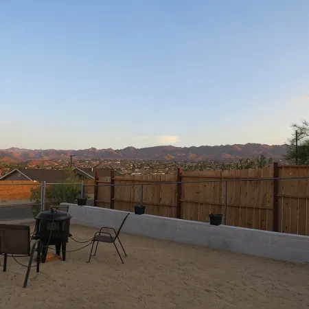 Large Home 3/3 plus Bonus Rm, 14' Pool & Jacuzzi, close to Downtown Joshua Tree