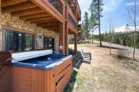 Super Ski Pad - True Ski-in/Ski-Out Retreat. Private Hot Tub. Walk to Adventure - อ่างจากุชชี่