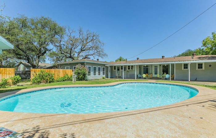 Belle of Belton-Spacious/Central Location/Pool/Hot Tub/Game Room w/ Pool Table