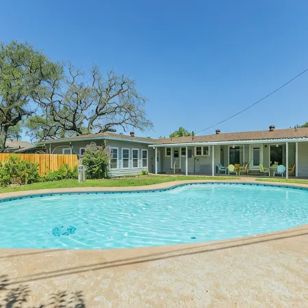 Belle of Belton-Spacious/Central Location/Pool/Hot Tub/Game Room w/ Pool Table