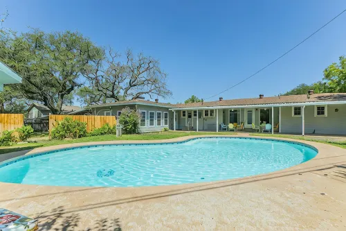 Belle of Belton-Spacious/Central Location/Pool/Hot Tub/Game Room w/ Pool Table
