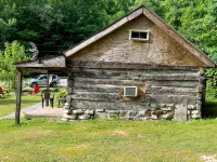 Quaint old fashioned cabin, Loft, Grill, Fire Pit!