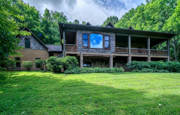 Private Mountain Getaway with Amazing Views, Location, & Space