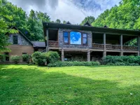 Private Mountain Getaway with Amazing Views, Location, & Space Hotels in Watauga