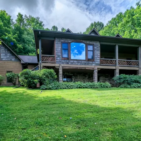 Private Mountain Getaway with Amazing Views, Location, & Space Ξενοδοχεία στην πόλη Watauga