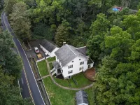Happy Valley retreat - whole house, large living room, EV charger