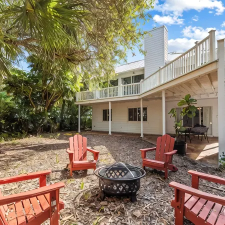 Charming Beach Cottage, 100 Steps to the Beach. Pet friendly. King Bed.