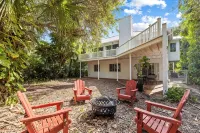 Charming Beach Cottage, 100 Steps to the Beach. Pet friendly. King Bed. - WiFi