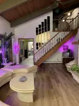 Vintage kitsch 70s/80s themed house with indoor pool and backyard creek - Wifi
