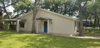 Charming Riverside Home w/ Deck and Fishing. 15 minutes to STP and Bechtel. - 2성급