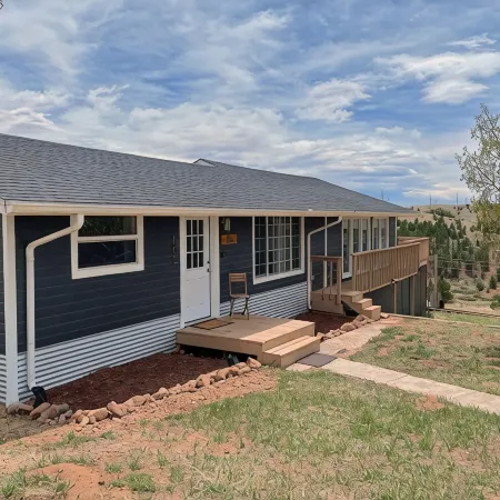 Farmhouse Cabin w/Game room in a Historic Gold Mine Town w/Mountain Views