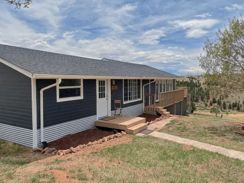 Farmhouse Cabin w/Game room in a Historic Gold Mine Town w/Mountain Views