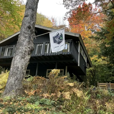 Cozy ski chalet - w/ Assoc amenities. 10 mins from Mount Snow