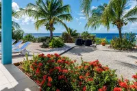 Luxury oceanfront villa, full AC private pool, direct ocean access, great diving Hotels in 