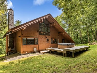 Charming 4-bedroom Ski house in Stratton with Shuttle or walk to slope.
