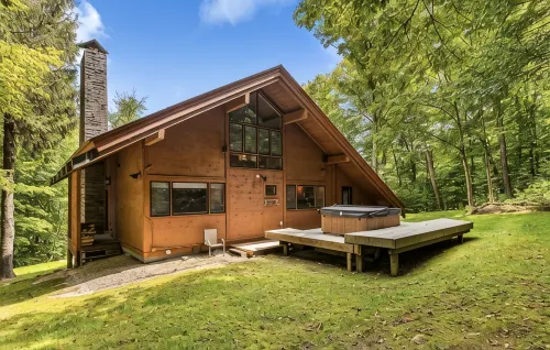 Charming 4-bedroom Ski house in Stratton with Shuttle or walk to slope.