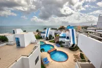 Oceanfront Luxury Townhome Condo Wifi 3 Smart TV'S Pool & Spa