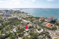 1st floor apt B. 1 mile from waterfront and downtown. Just 2 miles from beach! - Condos