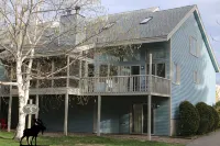 Large Family Townhome, AC, Great WiFi, Pool, Game Room, Grill, & Screened Porch - balcony