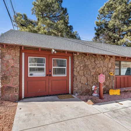 NoHo Stone Bungalow w/AC, W/D, 2 Smart TVs w/Speedy WiFi at Forest & Beaver St