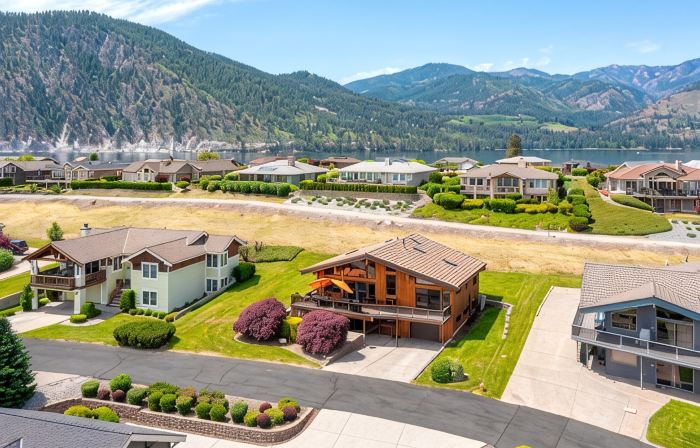 Sunrise Chalet at Wapato Point, Sleeps 12, Half Block to Sandy Beach Waterfront