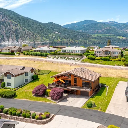 Sunrise Chalet at Wapato Point, Sleeps 12, Half Block to Sandy Beach Waterfront