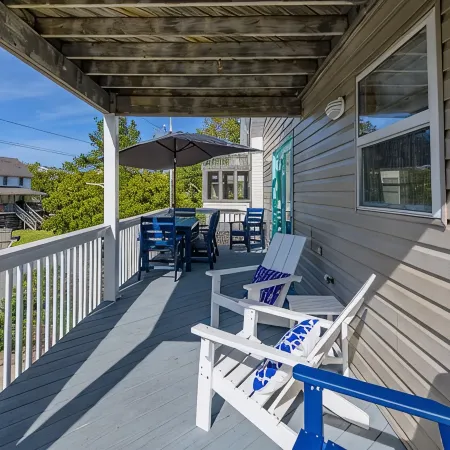 Walk to Manteo Waterfront • 3Br Retreat • Outdoor Shower + Spacious Decks