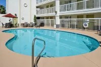 Baymont Inn & Suites by Wyndham Tempe University/Phoenix - piscina
