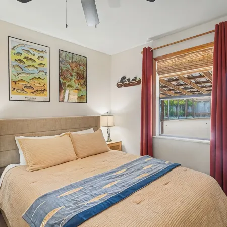 On Main Street 1 mile from Jacks Fork River! Central Eminence location! Hoteles en Condado de Shannon