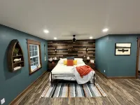 Rippling Waters! 3 BD 2.5 BA Riverfront Home, 8 min. from airport.  Sleeps 11. - Boutique
