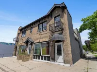Charming 2BD W/ Parking 15 Mins from Downtown