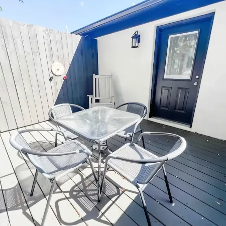 Cute 2 BR Condo Downtown Homewood