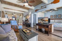 Kona Oceanfront Penthouse Condo: Remodeled, AC, Crashing Waves, Sunsets, Turtles