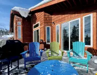 Family Friendly, Gorgeous Views and steps to Tahoe Donner Ski Hill