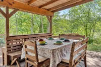 Peaceful Lakefront Cabin Retreat with Hot Tub! - Homestays