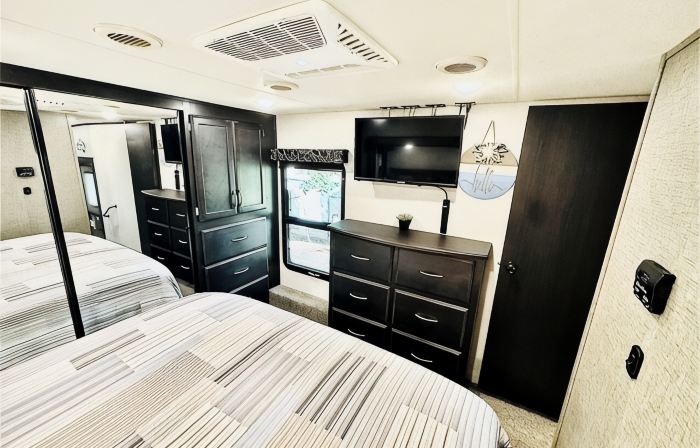 Cozy and serene RV in Broken Bow.  Pet friendly, WiFi, 2 bedroom, fireplace.