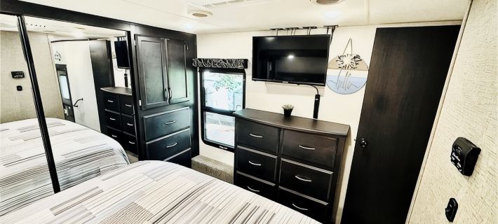 Cozy and serene RV in Broken Bow.  Pet friendly, WiFi, 2 bedroom, fireplace. Hotels in Broken Bow