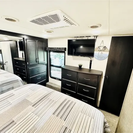 Cozy and serene RV in Broken Bow.  Pet friendly, WiFi, 2 bedroom, fireplace. Отели в г. Брокен Боу