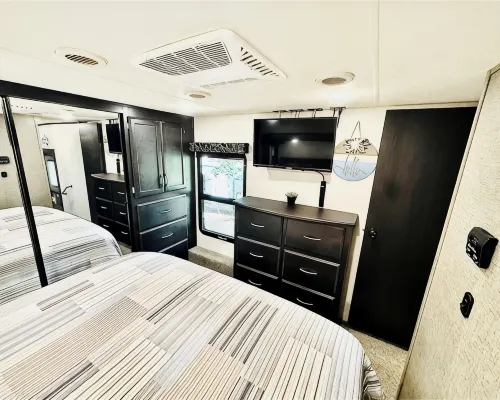 Cozy and serene RV in Broken Bow. Pet friendly, WiFi, 2 bedroom, fireplace. โรงแรมในโบรคเกนโบว์
