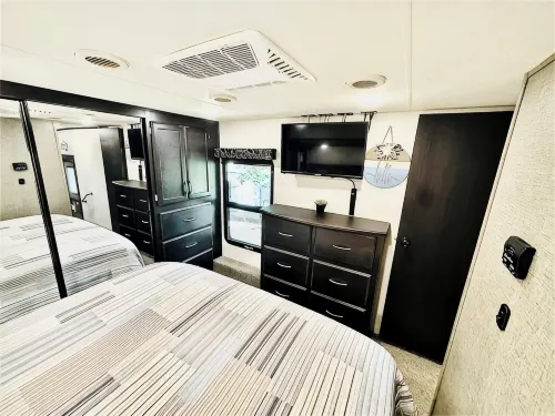 Cozy and serene RV in Broken Bow.  Pet friendly, WiFi, 2 bedroom, fireplace.
