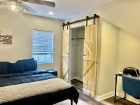 Sweet Retreat Cabin on 2acres of woods, 2miles from Lake Martin, pet friendly - Hytter