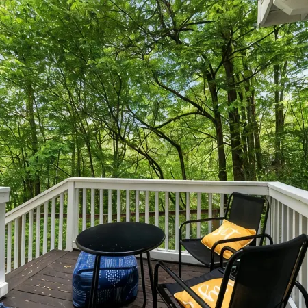 Modern & Stylish Bellevue Basement Suite - King Bed and Office 5 Minutes to Mall