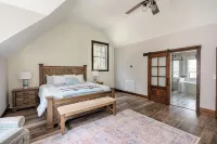 Spacious Luxury Lakefront Home w/ Hottub, Outdoor Sauna, & Gym Near Clemson
