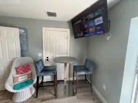 Amazing Private Suite Large Bathroom 3.3mi to Beach Close 2 Everything Updated - Apartments