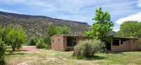 Relaxing Riverfront Taos Staycation, Pet Friendly! - 2 stjerner