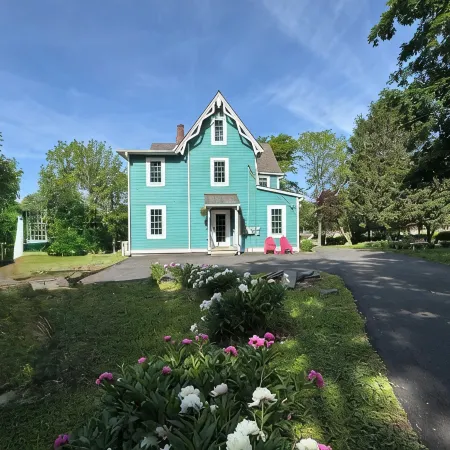 Thoughtfully Restored Victorian-Walk to Main st and Train