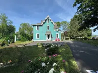 Thoughtfully Restored Victorian-Walk to Main st and Train - Wifi