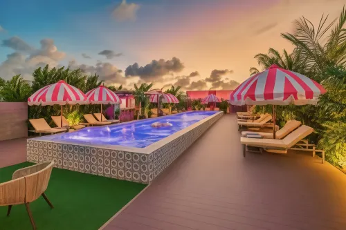 Privada Stays - Adults-Only & Private Pools Boutique Hotel - parking