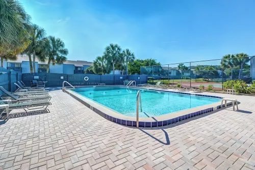 3-Min Walk to Beach! Quiet Coastal Style End Unit w/Renovated Pool & Tennis, - 4성급